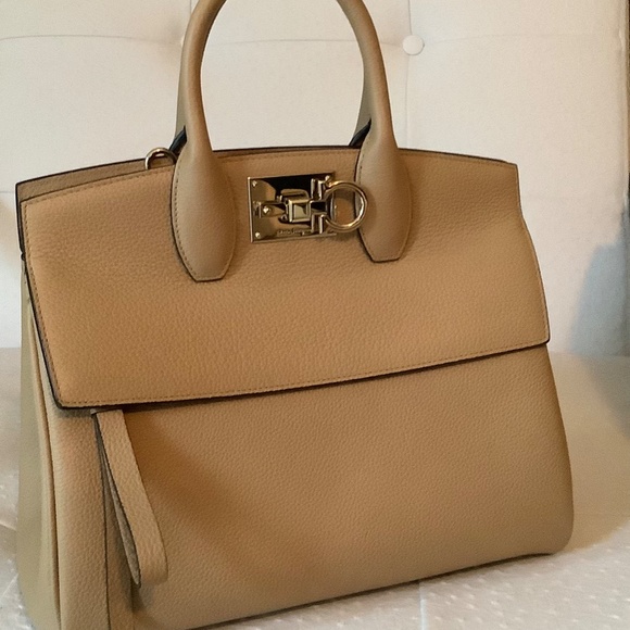 Salvatore Ferragamo Médium Studio Top Handle Bag - Picture 4 of 16